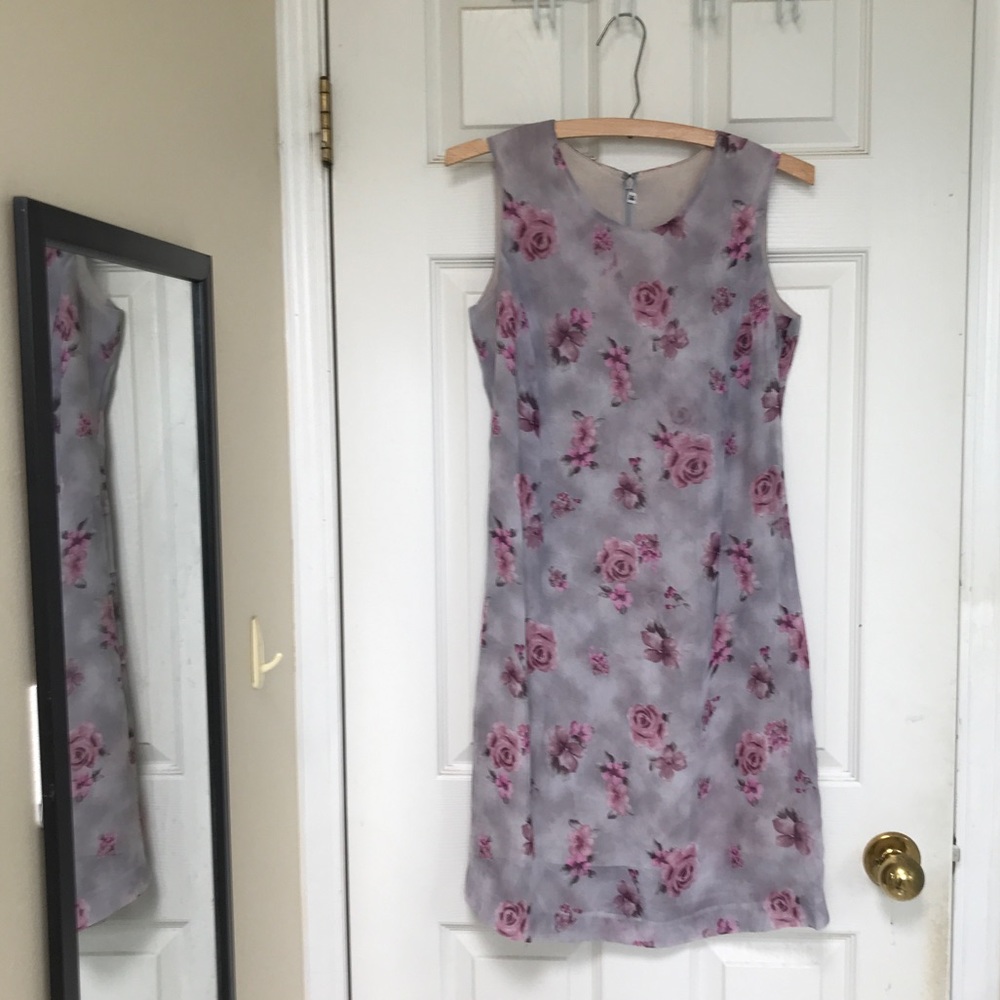 Beautiful vintage spring/summer dress in dusty lilac purple with rose print